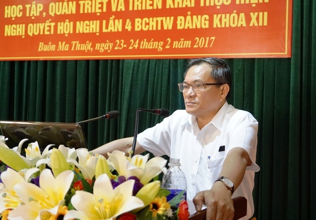 Phó bí thư thường trực Đảng ủy Khối Các cơ quan tỉnh, Nguyễn Đình Hoàng, truyền đạt các nội dung  cơ bản của Nghị quyết số 05, 06-NQ/TW và Kết luận số 09-KL/TW .