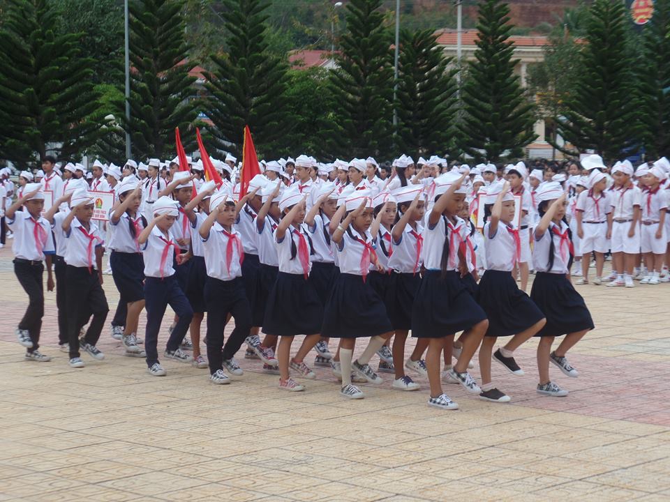 Các liên đội tham gia phần thi nghi thức Đội TNTP Hồ Chí Minh