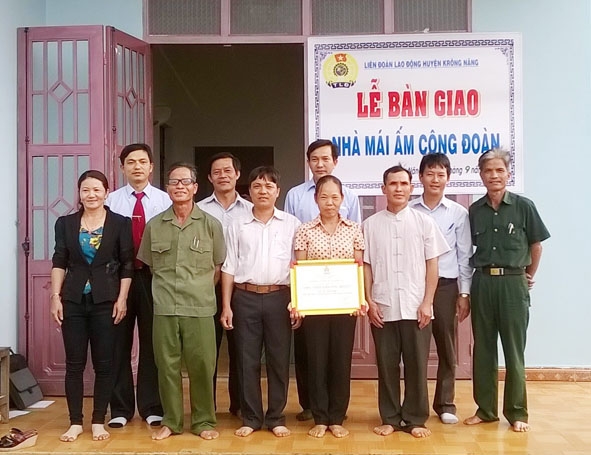 LĐLĐ huyện Krông Năng bàn giao nhà Mái ấm công đoàn cho gia đình chị Vi Thị Tâm ở xã Ea Đah. 