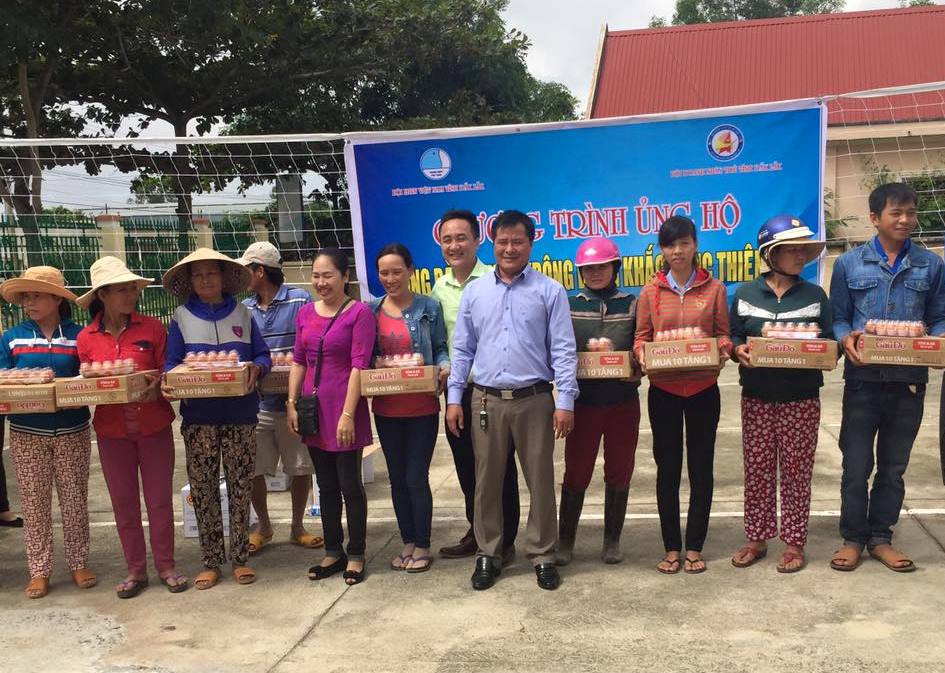 Đại diện Hội Doanh nhân trẻ tỉnh rao quà cho người dân tại huyện Krông Bông