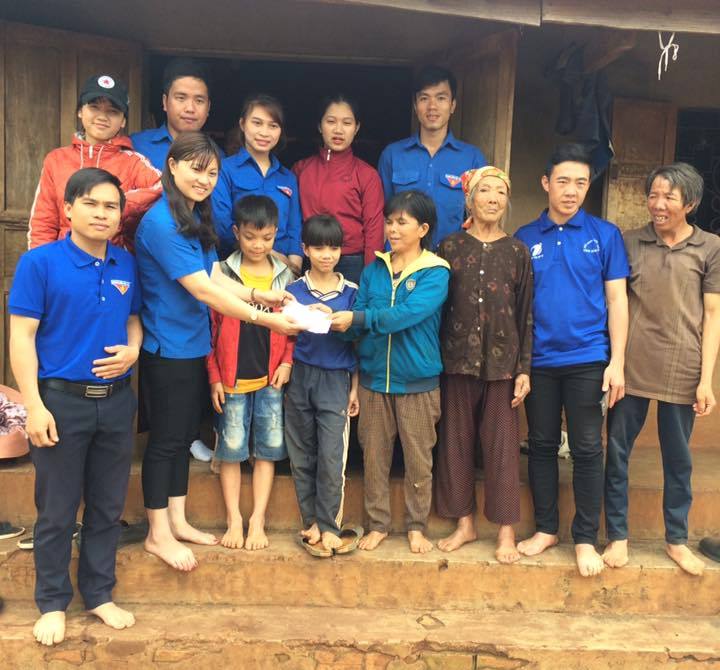 Đội công tác xã hội huyện Krông Búk tặng quà cho gia đình chị Nhương