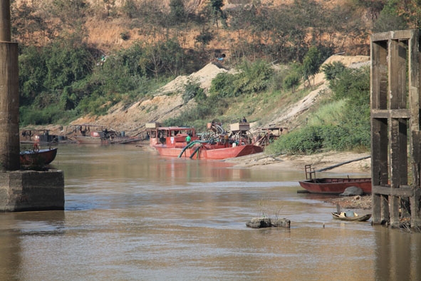 Các tàu hút cát lên bãi tập kết gần khu vực cầu Giang Sơn.