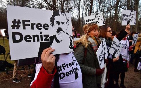 Biểu tình đòi giới chức Thổ Nhĩ Kỳ thả phóng viên Đức. (Ảnh: AFP)