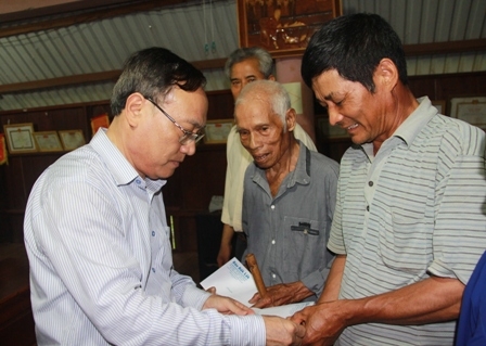 Tổng Biên tập Báo Đắk Lắk Nguyễn Văn Phú trao quà tặng gia đình chính sách buôn Cu ổ