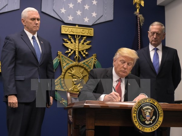 Tổng thống Mỹ Donald Trump ký sắc lệnh tại Lầu Năm Góc ở Washington, DC ngày 23-1 vừa qua. (Ảnh: AFP/TTXVN)