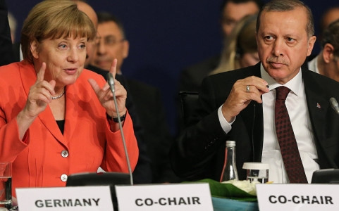 Thủ tướng Đức Angela Merkel (trái) và Tổng thống Thổ Nhĩ Kỳ Erdogan. (Ảnh: AP)