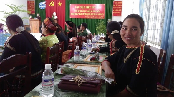 Chị H’Huyên Ayun (buôn Đrai Xí, xã Ea Tar) tại buổi gặp mặt biểu dương phụ nữ dân tộc thiểu số tiêu biểu của huyện.   Ảnh: H'Xiu