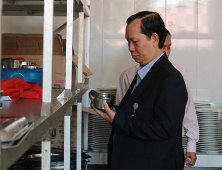 Bác sĩ Trần Văn Tiết kiểm tra dụng cụ lưu mẫu thực phẩm của Nhà khách Tỉnh ủy.