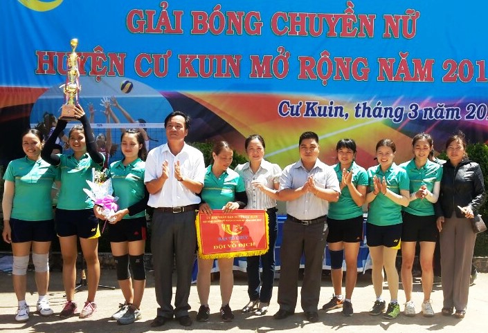 Ban tổ chức trao giải vô địch cho đội bóng xã Ea Ning.