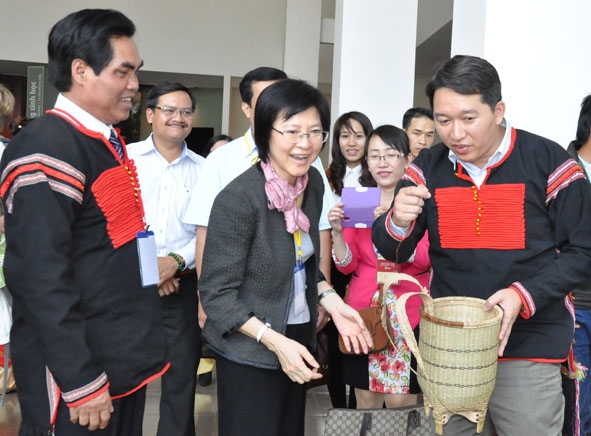 Phó Chủ tịch Thường trực UBND tỉnh Nguyễn Hải Ninh giới thiệu một số nét văn hóa truyền thống đến du khách quốc tế tại Lễ hội Cà phê Buôn Ma Thuột năm 2015.