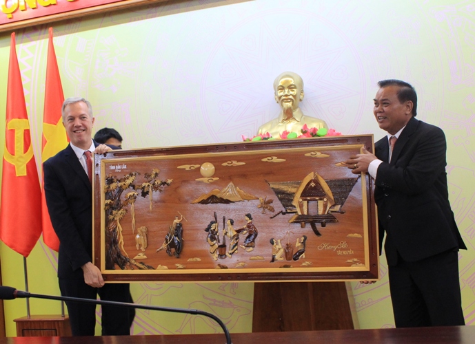 Bí thư Tỉnh ủy Êban Y Phu (bên phải) trao quà lưu niệm tặng Đoàn Đại sứ Hoa Kỳ.