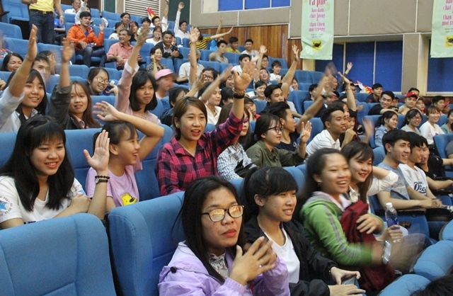 Khán giả sôi nổi tham gia phần thi của mình trong lúc chờ đợi kết quả chung cuộc của Cuộc thi