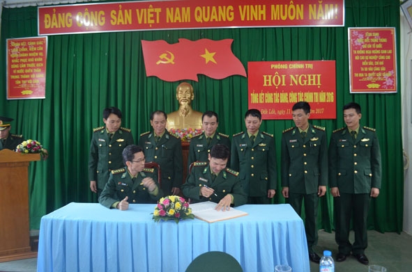 Các ban công tác Đảng Phòng Chính trị - Bộ đội Biên phòng tỉnh ký giao ước thi đua.   