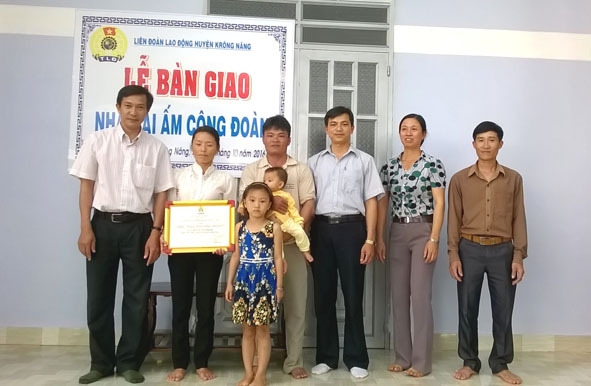 LĐLĐ huyện Krông Năng bàn giao nhà Mái ấm công đoàn cho chị Cao Thị Thu Hương – đoàn viên công đoàn xã Ea Púk.