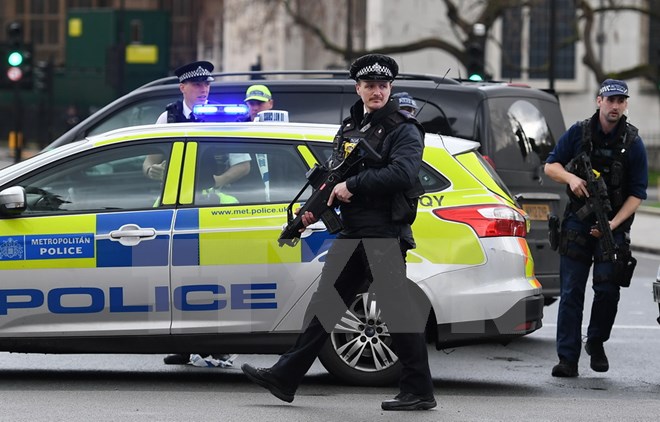 Cảnh sát Anh được triển khai tại hiện trường vụ tấn công bên ngoài tòa nhà Quốc hội ở London ngày 22-3. (Nguồn: EPA/TTXVN)