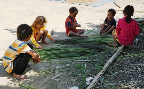 Nhiều trẻ em ở thôn Ea Rớt, xã Cư Pui không được đến trường mà phải lên rừng lấy cây đót về bán.