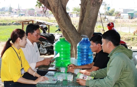 Cán bộ Trung tâm Y tế huyện Lắk tuyên tuyền các biện pháp phòng chống cúm A/H7N9 cho các hộ dân chăn nuôi gia cầm trên địa bàn. 