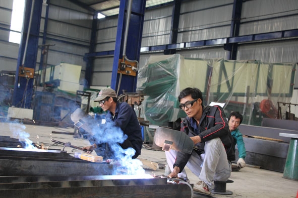 Sản xuất hàng cơ khí tại một doanh nghiệp trong Cụm công nghiệp Tân An 1.