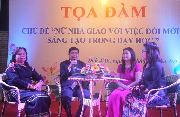 Cô Giang  Thị Nhuận, Phó Hiệu trưởng Trường  Mẫu giáo Yang Reh (thứ 2 từ phải sang) tham gia chương trình tọa đàm nhân  Ngày Quốc tế Phụ nữ 8-3. 