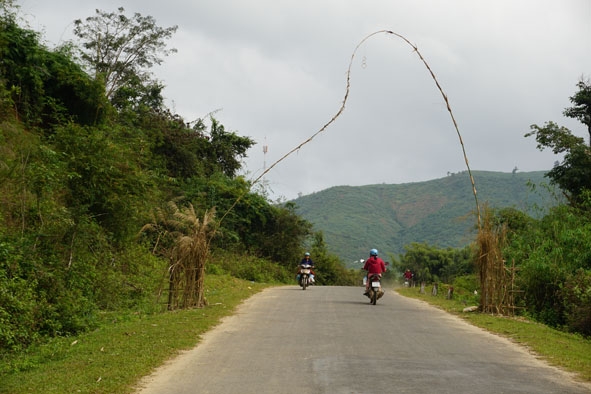 Cổng tre được người dân buôn Tơng Rang A, xã Yang Mao, huyện Krông Bông dựng lên với ý nghĩa bảo vệ buôn làng.