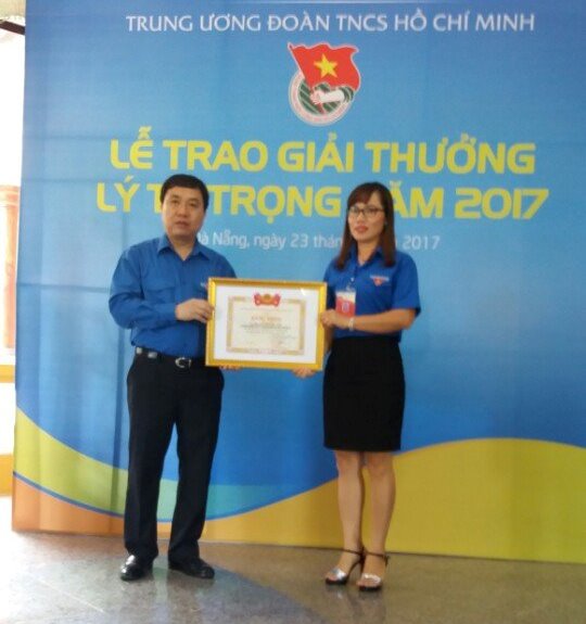 Chị Nguyễn Thị Vân Anh nhận Giải thưởng Lý Tự Trọng năm 2017