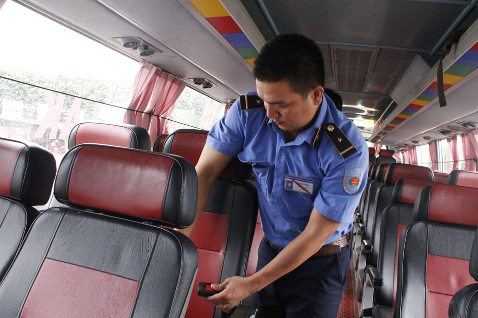 Thanh tra Sở GTVT kiểm tra phương tiện tại Bến xe liên tỉnh Đắk Lắk.