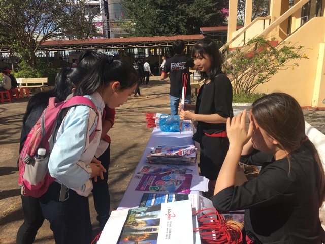 Học sinh lớp 12 của tỉnh Đắk Lắk tìm hiểu thông tin về Kỳ thi THPT quốc gia năm 2017.