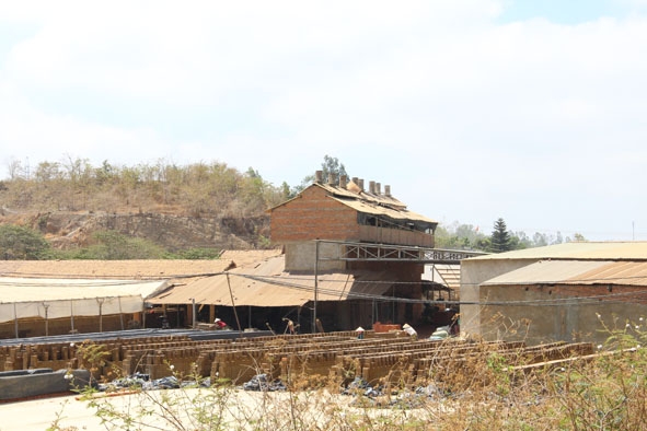 Hàng loạt cơ sở sản xuất gạch không phép tại xã Ea Bông.
