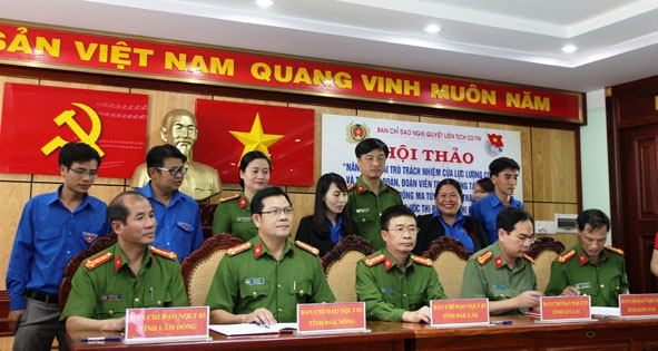 Đại diện Công an và Đoàn thanh niên các tỉnh Tây Nguyên ký kết kế hoạch “Phối hợp hành động phòng, chống ma túy  trong TTN giai đoạn 2016-2020”.