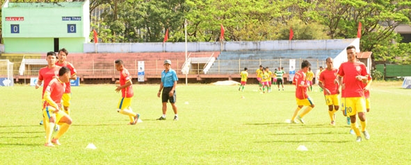 Các cầu thủ Đắk Lắk nỗ lực tập luyện chuẩn bị cho các trận lượt về.    