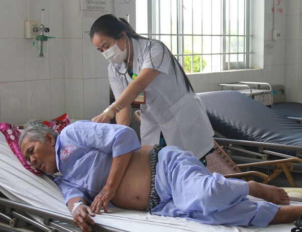 Bác sĩ Nguyễn Thị Bê, Trưởng khoa Khám - Cấp cứu, Bệnh viện Lao và bệnh Phổi tỉnh thăm khám cho người bệnh điều trị tại khoa.   