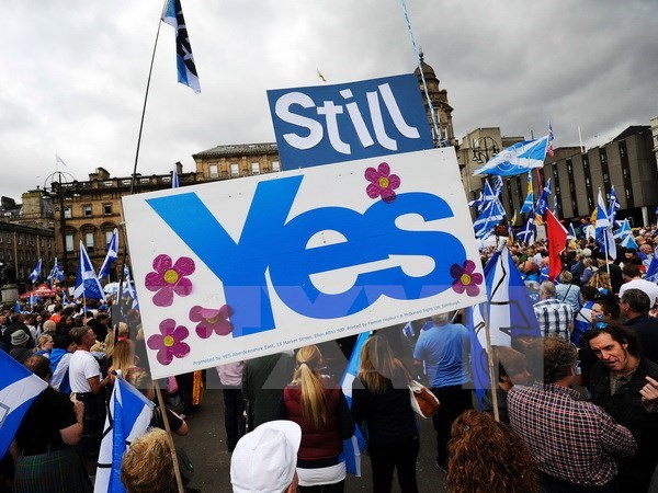 Những người ủng hộ độc lập tuần hành tại Quảng trường George ở Glasgow, Scotland. (Nguồn: AFP/TTXVN)