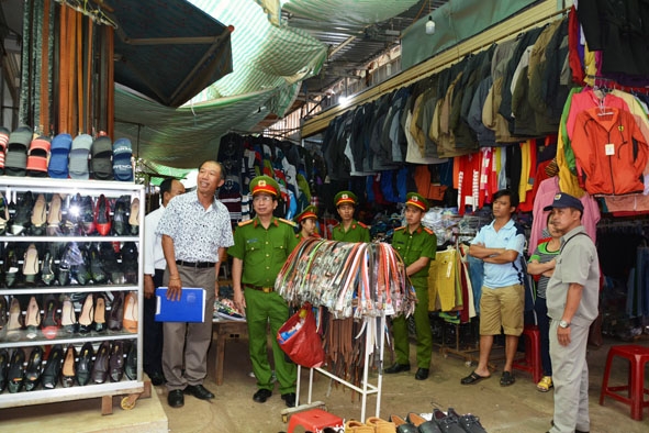 Hàng hóa được tiểu thương chợ Quảng Phú bày bán ngay giữa lối đi.   