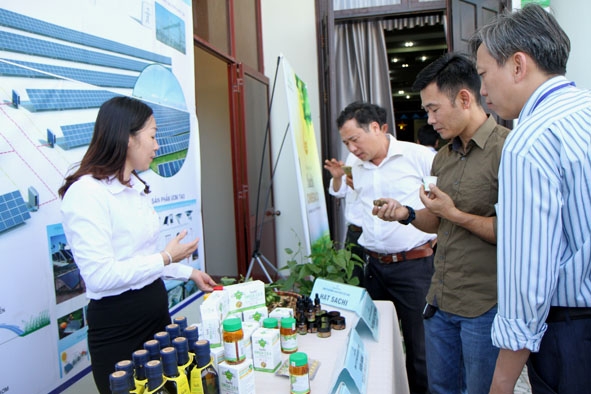 Sản phẩm nông nghiệp dược liệu áp dụng công nghệ cao được giới thiệu tại Hội thảo Phát triển nông nghiệp Tây Nguyên.  