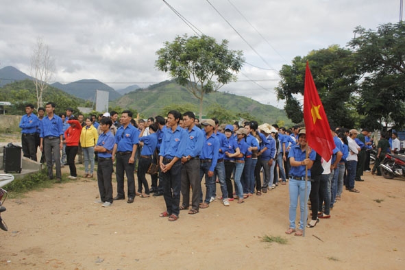 Tuổi trẻ xã Cư Pui tham gia phong trào tình nguyện.