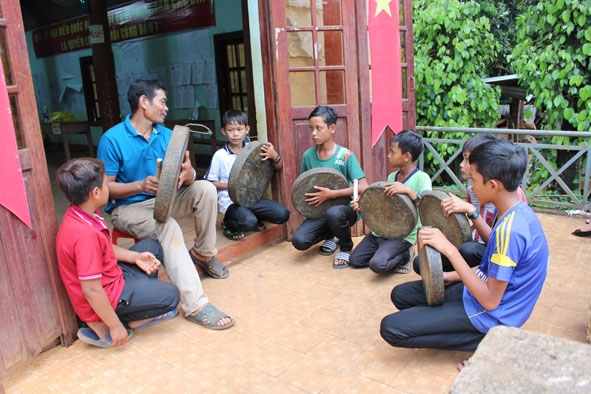 Một lớp học cồng chiêng do nghệ nhân truyền dạy  cho thanh thiếu niên  dân tộc  thiểu số  tại xã  Dray Bhăng. 