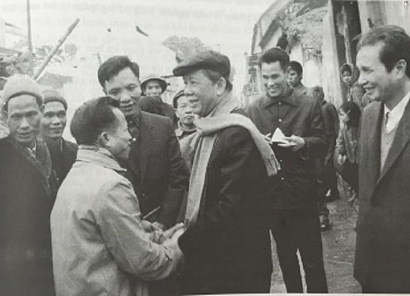 Tổng Bí thư Lê Duẩn thăm hợp tác xã Yên Sở, Thanh Trì, Hà Nội, tháng 1-1979.  (Ảnh tư liệu).