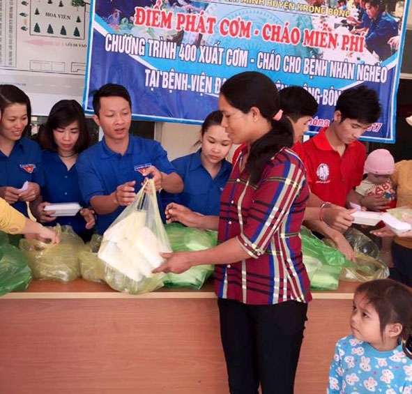 Đoàn viên thanh niên huyện Krông Bông phát cơm, cháo miễn phí tại Bệnh viện Đa khoa huyện.   