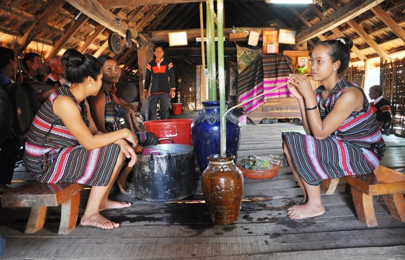 Tour Homestay tại huyện Lắk luôn thu hút du khách, nhưng khó mở rộng do số lượng nhà dài  của người dân tộc thiểu số tại chỗ không còn nhiều.