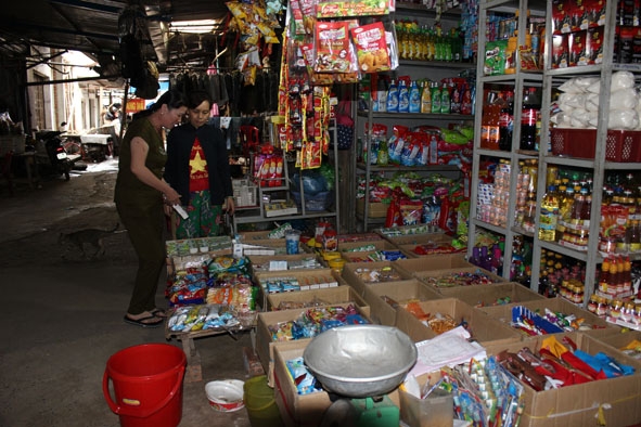 Hàng Việt được bày bán chung với hàng ngoại tại chợ Ea Tyh (huyện Ea Kar)  khiến khách hàng lúng túng khi chọn mua hàng nội.