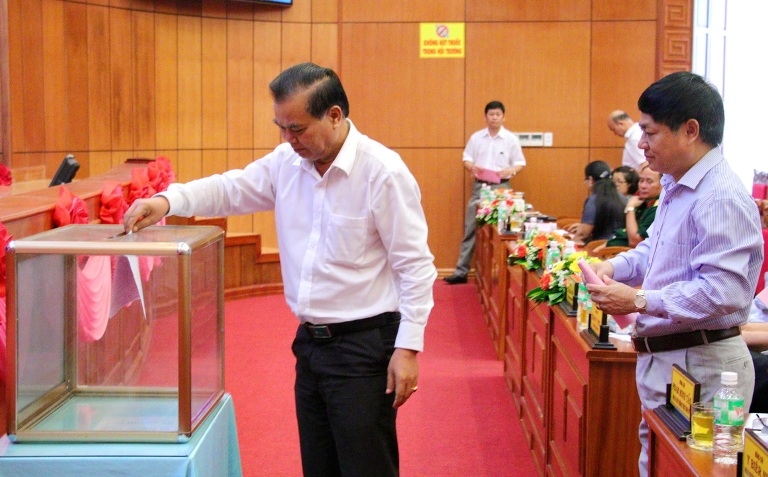 Bí thư Tỉnh ủy Êban Y Phu và các đại biểu bỏ phiếu giới thiệu nhân sự bổ sung quy hoạch Ban Chấp hành, Ban Thường vụ Tỉnh ủy và các chức danh chủ chốt của tỉnh, nhiệm kỳ 2015 - 2020. Ảnh: H.Gia