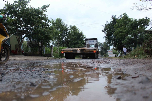  Mặt đường Tỉnh lộ 3  đoạn qua  xã Phú Xuân (huyện  Krông Năng) bị hư hỏng nặng.