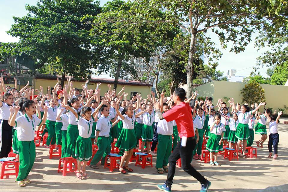 Các em học sinh hào hứng khởi động cùng trải nghiệm.