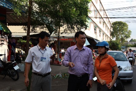 Phó Chủ tịch UBND TP. Buôn Ma Thuột Vũ Văn Hưng (người đứng giữa) trực tiếp chỉ đạo giải tỏa chợ đêm.  