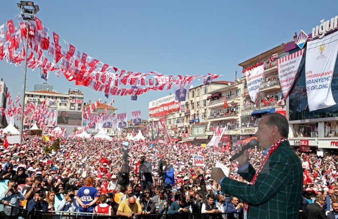 Tổng thống Thổ Nhĩ Kỳ Tayyip Erdogan kêu gọi cử tri ủng hộ tham gia cuộc trưng cầu ý dân về việc sửa đổi Hiến pháp. (Nguồn: EPA/TTXVN)