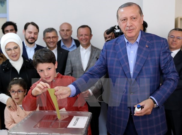 Tổng thống Tayyip Erdogan (phải) bỏ phiếu tại điểm bầu cử ở Istanbul ngày 16/4. (Nguồn: AFP/TTXVN)