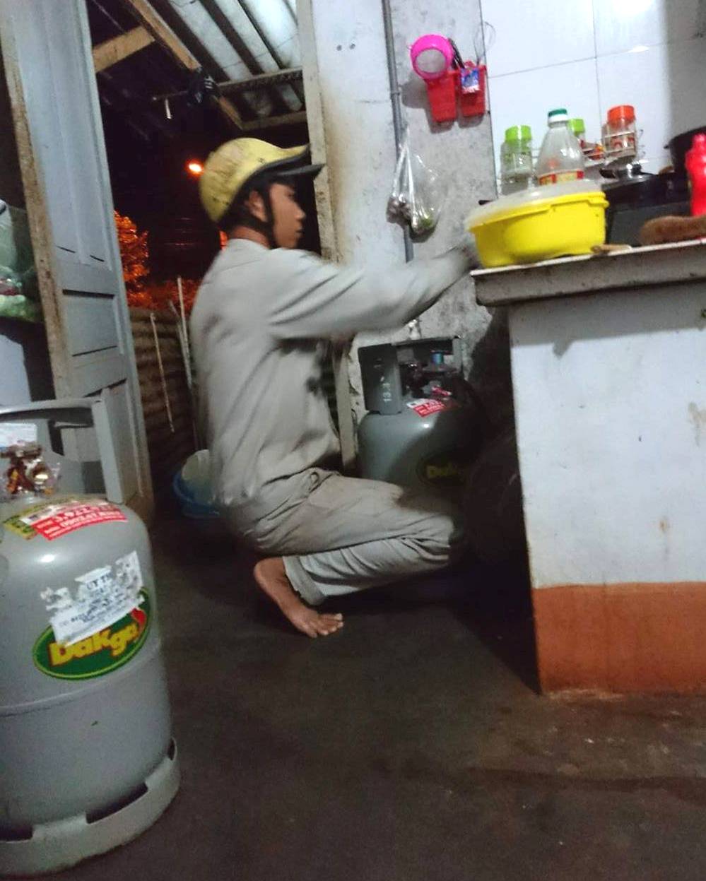 Nhân viên của một doanh nghiệp kinh doanh ga tại TP. Buôn Ma Thuột đổi gas cho khách hàng