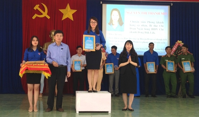Chị Nguyễn Thị Thanh Mơ được tuyên dương phong trào “Ba trách nhiệm” giai đoạn 2015-2017