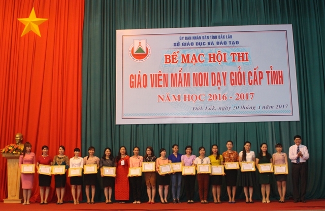 Giám đốc Sở GD-ĐT Đắk Lắk Phạm Đăng Khoa trao Giấy chứng nhận cho các giáo viên 