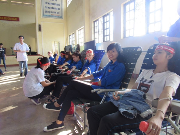 Đoàn viên thanh niên Trường Cao đẳng Sư phạm Đắk Lắk tham gia  hiến máu  nhân đạo.